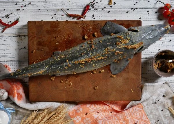 Натереть горчицей снаружи и внутри.
