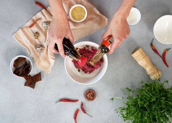 Мясо переложить в тарелку. Добавить нарезанные каперсы, соевый соус и Ворчестер, посолить.