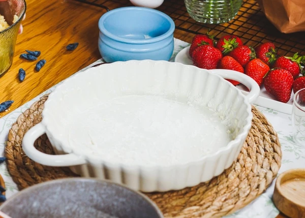 Форму для выпечки смазать сливочным маслом и посыпать мукой. 