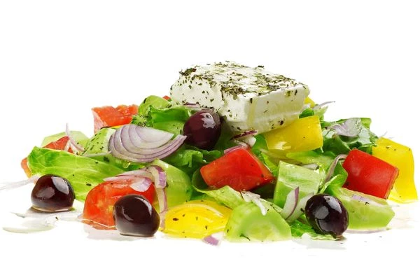 На овощи выложить брусок или кубики сыра, посыпать смесью трав.