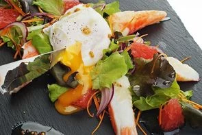 Свежий салат с мясом краба и яйцом пашот