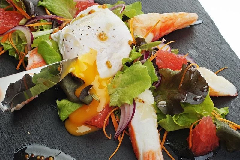 Свежий салат с мясом краба и яйцом пашот