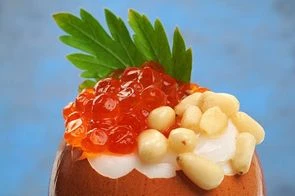 Яйцо всмятку с икрой и кедровыми орехами