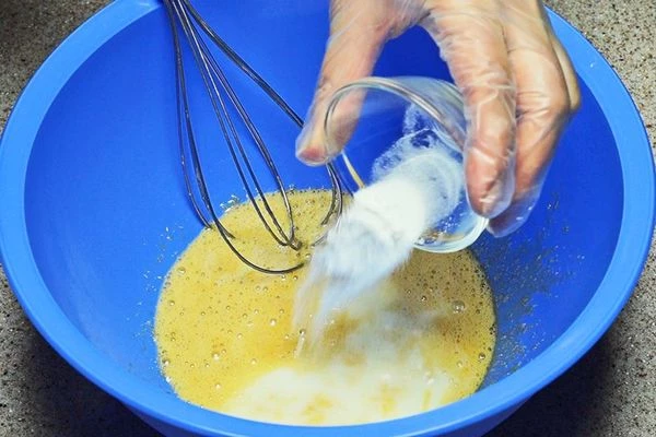 Далее соду или разрыхлитель для теста.