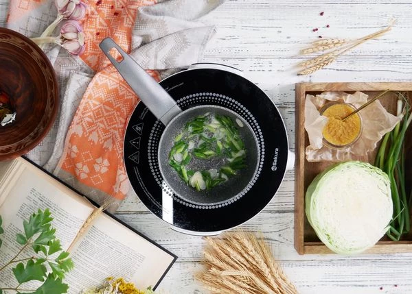 Для соуса в сотейнике на сливочном масле обжарить лук и чеснок, влить вино, выпарить в 2 раза, процедить.