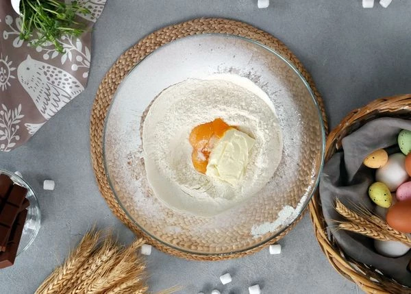 В глубокую миску просеять муку, ввести 3 желтка, мягкое сливочное масло, подсолнечное масло и соль.