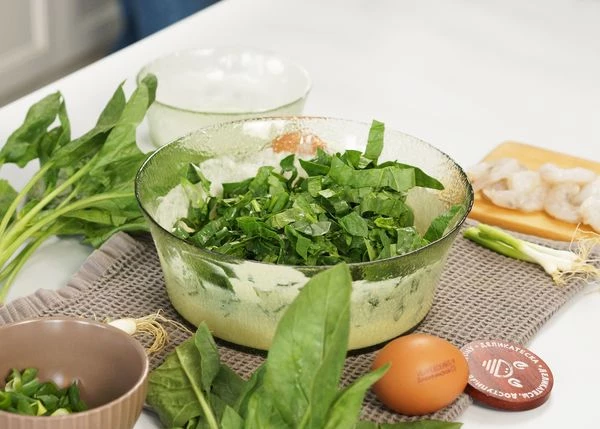 Добавить нарезанный шпинат и зеленый лук, перемешать. 
