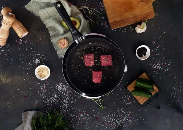 Тунец разморозить на нижней полке холодильника, промакнуть салфетками, обжарить со всех сторон на масле с добавлением кунжута. 