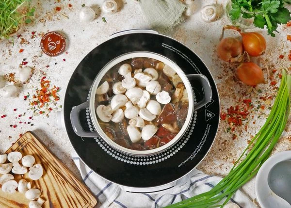  Шампиньоны вымыть, разрезать пополам. Белые грибы и подосиновики разморозить, промыть. Когда картофель закипел, добавить все грибы, поставить на средний огонь, варить 25 минут. 