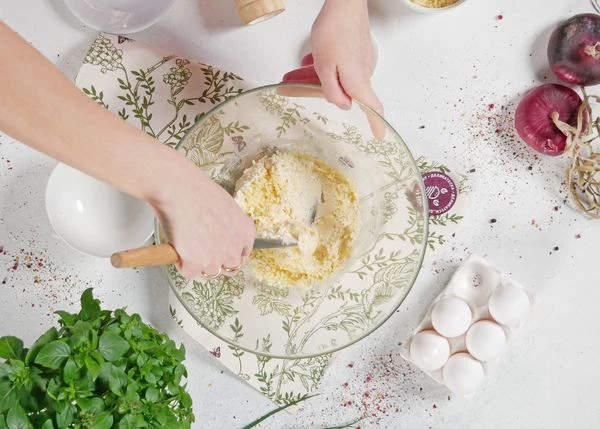 Хорошо перемешать. Разделить тесто пополам, скатать шарики. 