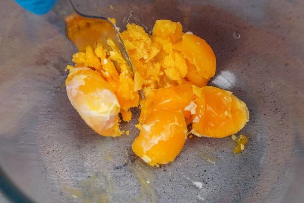 Вареные яичные желтки растереть вилкой.