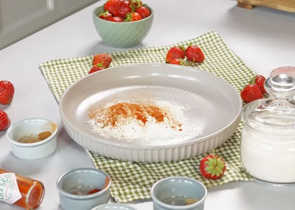 В глубокой тарелке смешать паприку, чеснок, соль и муку.