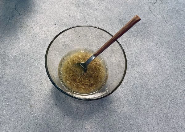 Приготовить заправку из сока лимона, горчицы, меда, соли и масла.