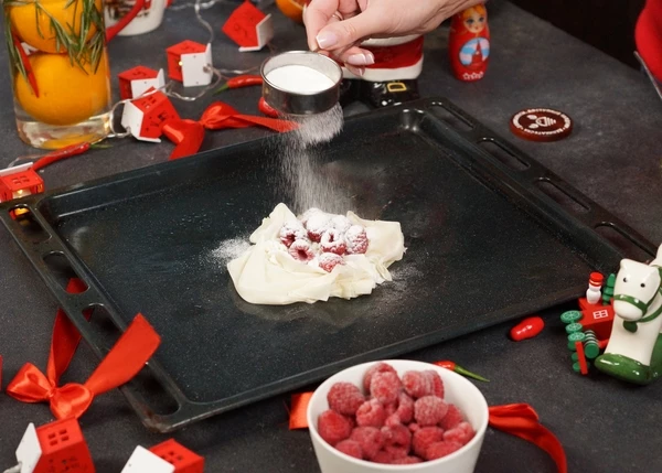 На творог выложить малину. Посыпать пудрой. 