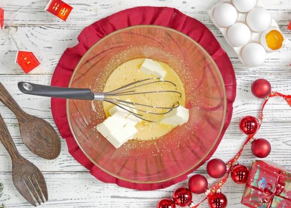 Яйца взбить с сахаром, ввести мягкое сливочное масло, перемешать. 