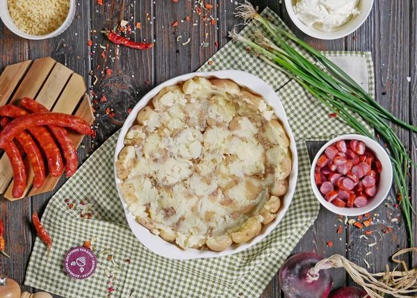 Придавить картофель по форме, чтобы получился бортик около 1 см.