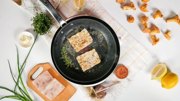 Добавить сливочное масло и тимьян, жарить еще 2-3 минуты. Посолить и поперчить. Снять со сковороды. 