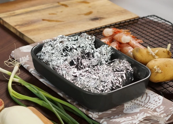 Завернуть в фольгу. Запекать в разогретой до 180 градусов духовке в течение 1 часа.