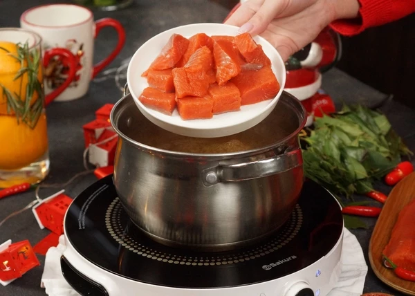 Бульон процедить, посолить, довести до кипения, выложить в него кусочки нерки. Варить 2-3 минуты.