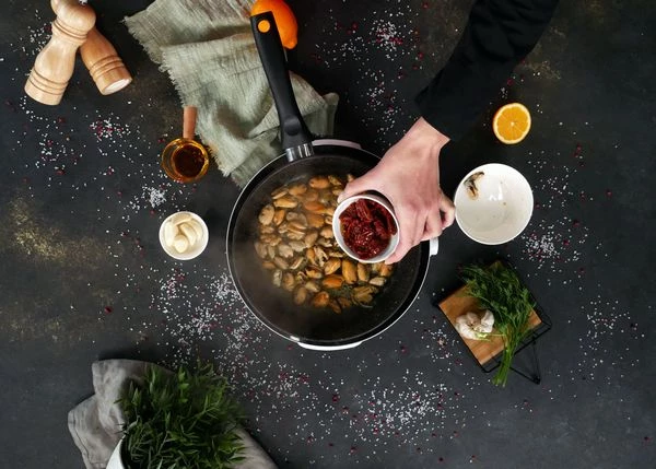 Добавить вяленые томаты.