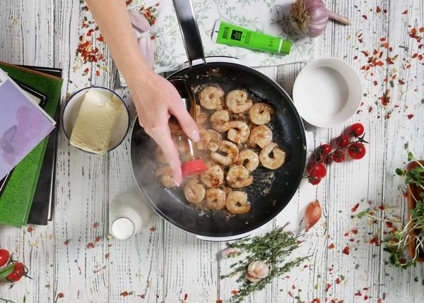 Влить соевый соус, перемешать. 