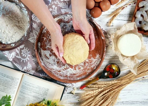 Вымесить тесто. Убрать в пакет. Дать постоять 10-15 минут.