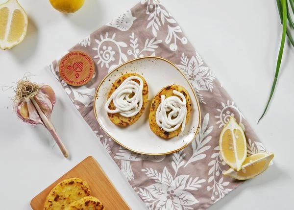 На тарелку для подачи выложить хашбрауны, полить соусом Ранч.