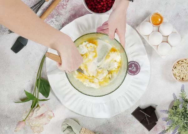 В глубокой тарелке соединить творожный сыр и яйцо комнатной температуры. Добавить сахар, перемешать. 
