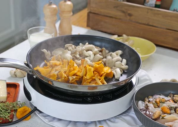 Лисички и вешенки вымыть, нарезать. Жарить с добавлением оливкового масла в течение 2 минут.