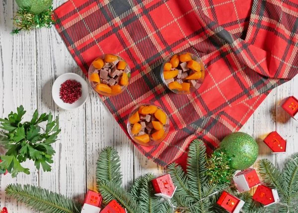 Язык разморозить на нижней полке. Отварить до готовности. Очистить, охладить, нарезать мелким кубиком. Выложить на зеленый горошек. 
Морковь отварить. Порезать пополам. Выложить на отварной язык.
