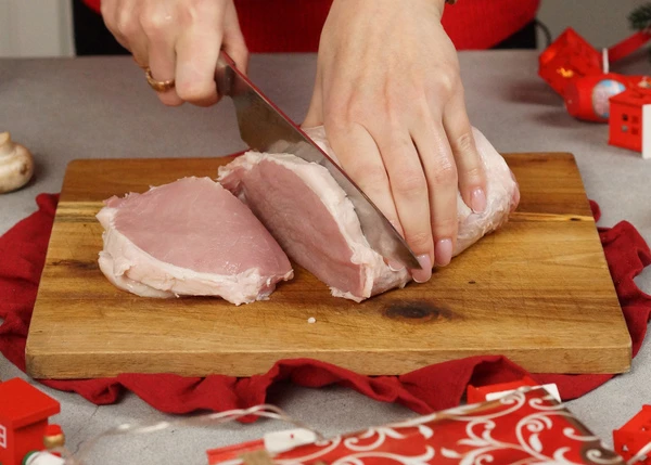 Свинину нарезать на порционные куски. 