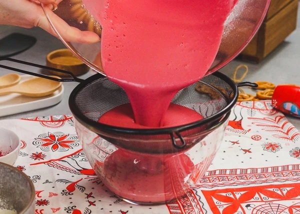 Процедить через сито. Тесто должно быть похоже на жидкую сметану. 