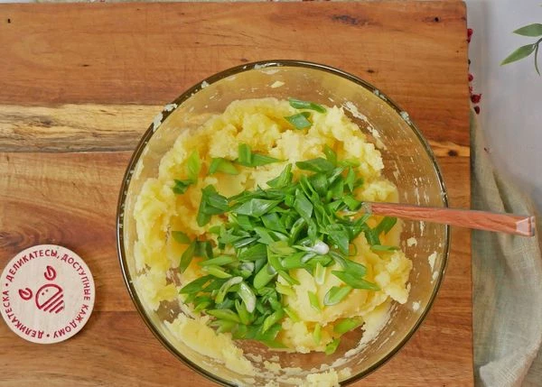 Добавить нарезанный зеленый лук, соль и перец, перемешать. Дать немного остыть. 
