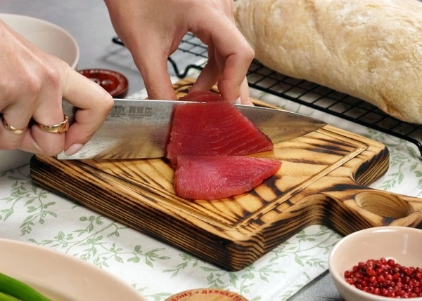 Маринованный тунец нарезать на слайсы. 
