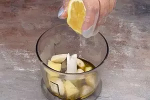 Далее готовим заправку: имбирь и чеснок почистить. Лимон помыть, разрезать пополам. Положить в блендер имбирь, чеснок, сок лимона и 1ст.л. оливкового масла.
