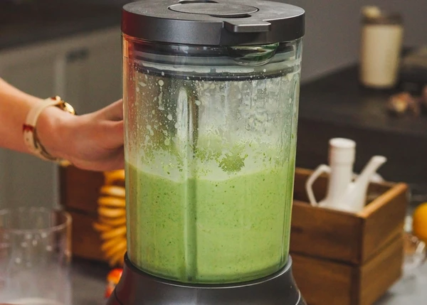 Для блинов измельчить в блендере шпинат, молоко, яйца, сахар, соль, муку, растительное масло.  Тесто должно быть похоже на жидкую сметану.