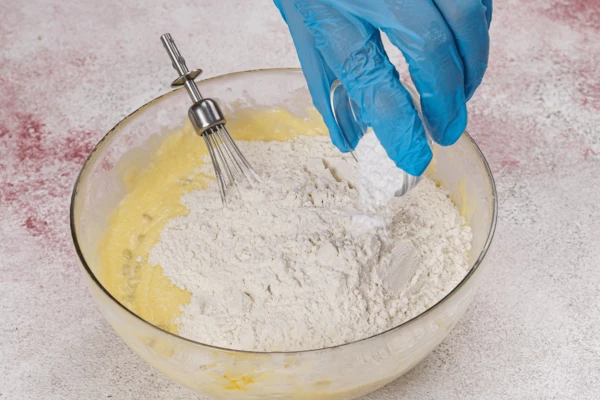 Всыпать орехи, муку и разрыхлитель, замесить тесто.