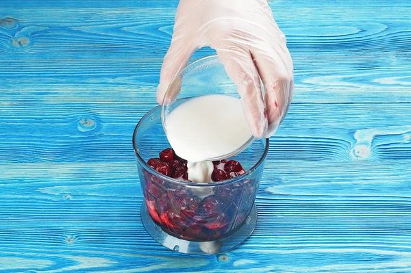 Добавить растительное молоко или йогурт натуральный.