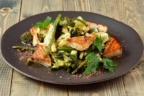 Зеленый салат с красной рыбой