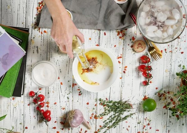 Для маринада смешать все специи и соль. 