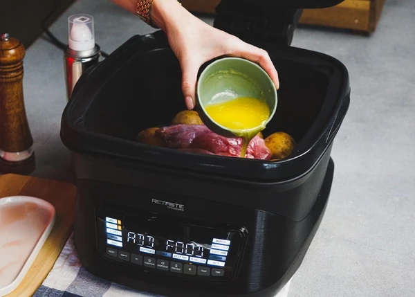 В аэрогриле включить режим Air crisp 200 на 20 минут. Дать нагреться. Картофель и кролика выложить в чашу аэрогриля. Полить растопленным сливочным маслом, посолить, добавить паприку и чеснок, перевернуть ингредиенты. Закрыть чашу.