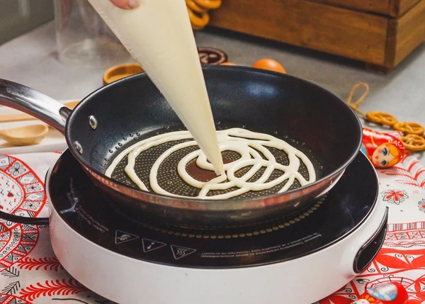 Испечь ажурные блинчики с двух сторон.