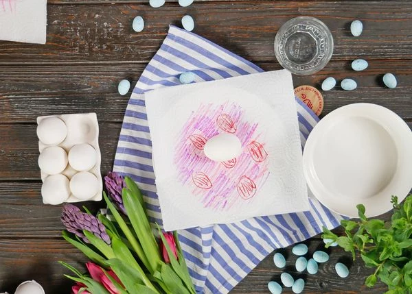 Яйца отварить вкрутую. Обсушить, выложить на салфетку по 1 шт. 