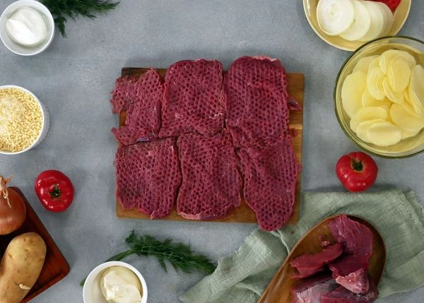 Отбить мясо с двух сторон.