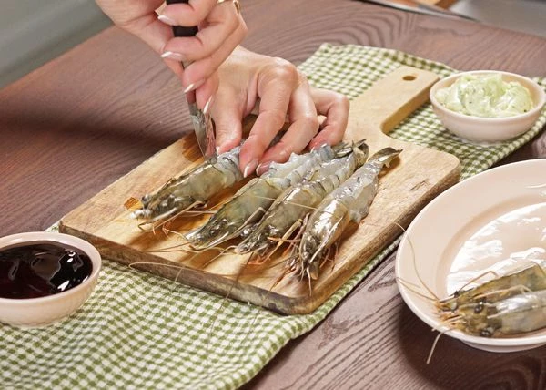 Креветки очистить от панциря, оставив голову. Удалить кишечную вену.  Сделать продольный надрез по спинке. 