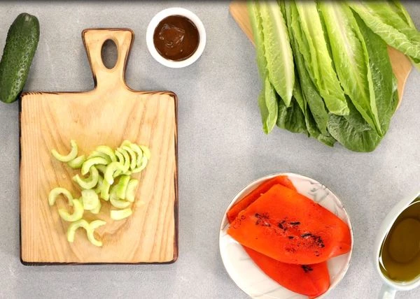 Нарезать огурцы полукольцами.