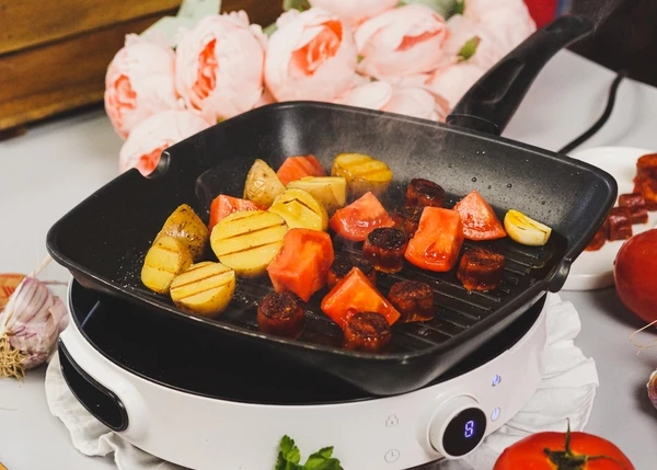 Затем добавить очищенный и нарезанный кубиком томат. Жарить пару минут. 