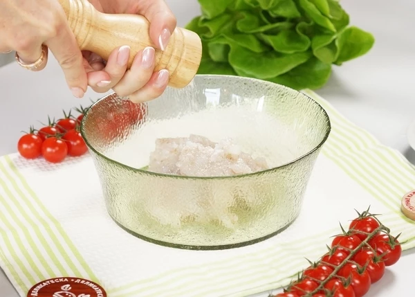 Посолить, добавить чеснок, перемешать. 