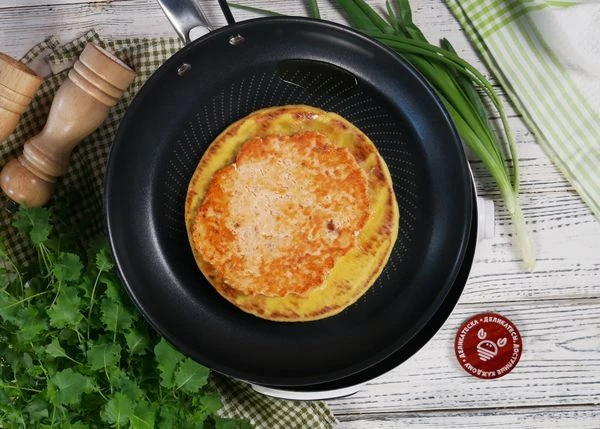 Жарить на среднем огне 2-3  минуты, перевернуть.