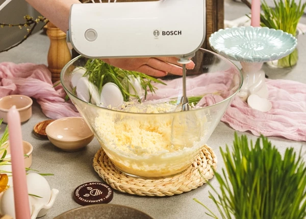 Мягкое сливочное масло (120 г) взбить с сахаром, добавить желтки, взбить.